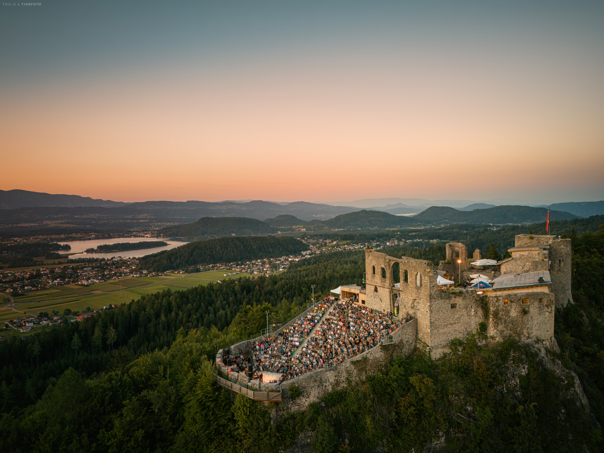 Burgarena bei Dämmerung mit Publikum
