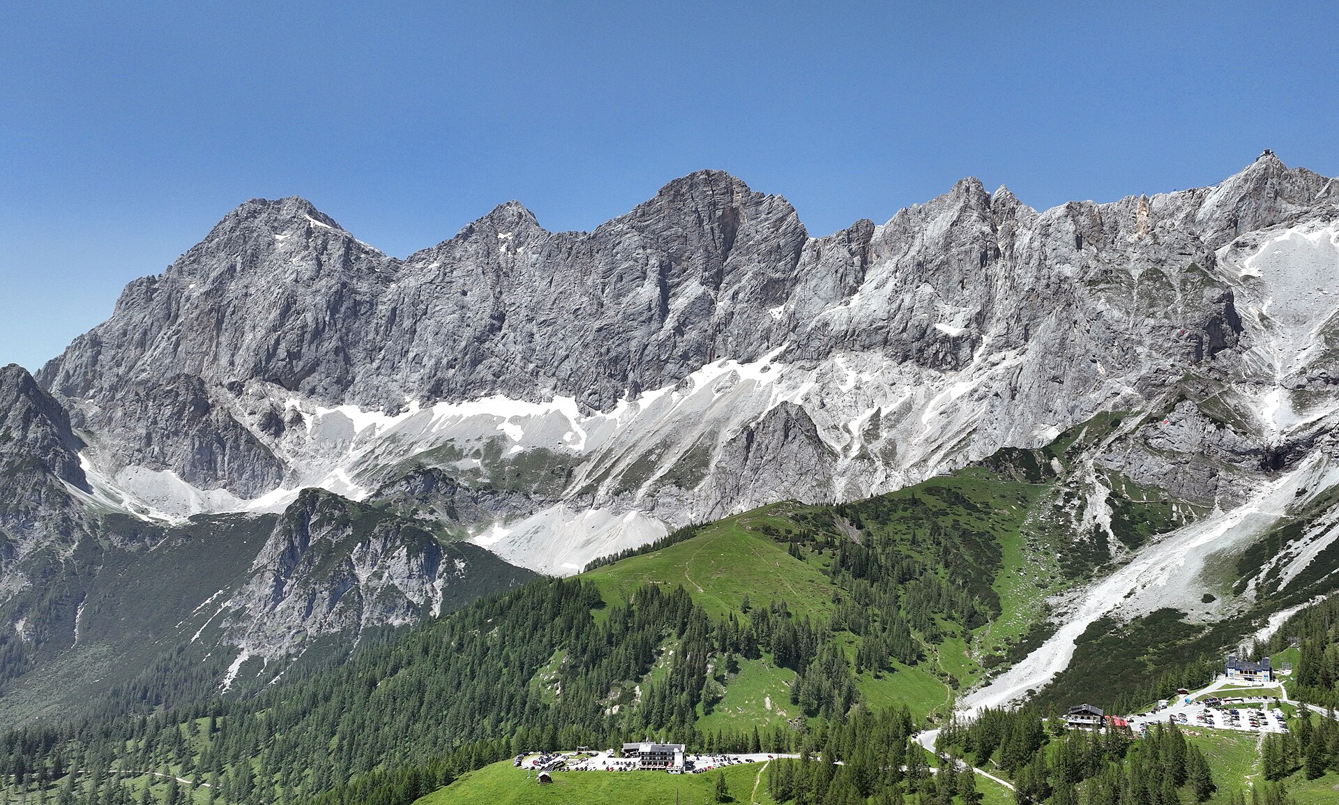 Dachstein-Südwand über der Ramsau im Sommer