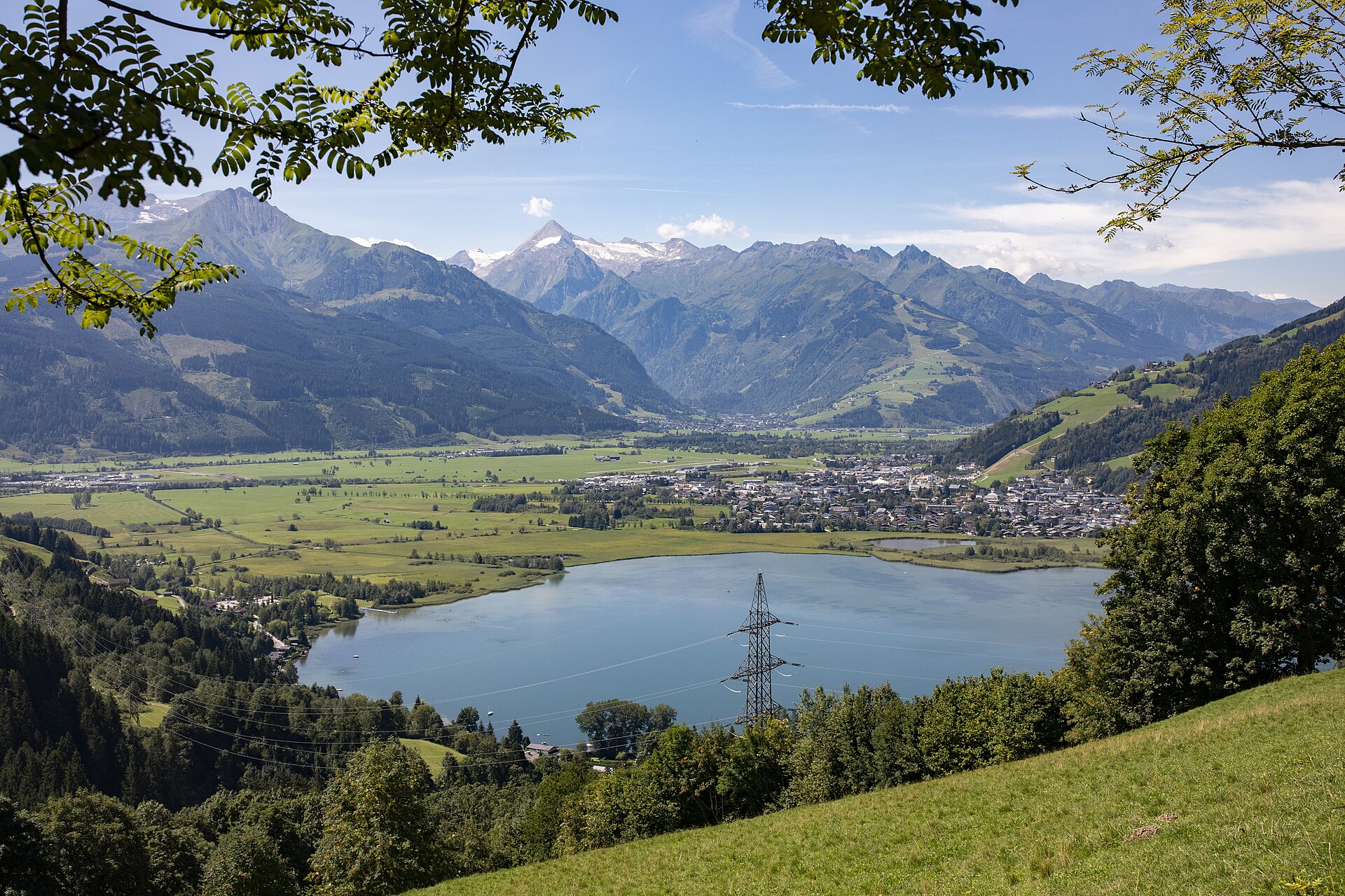 Sommerlicher Blick über den Zeller See auf das Kitzsteinhorn